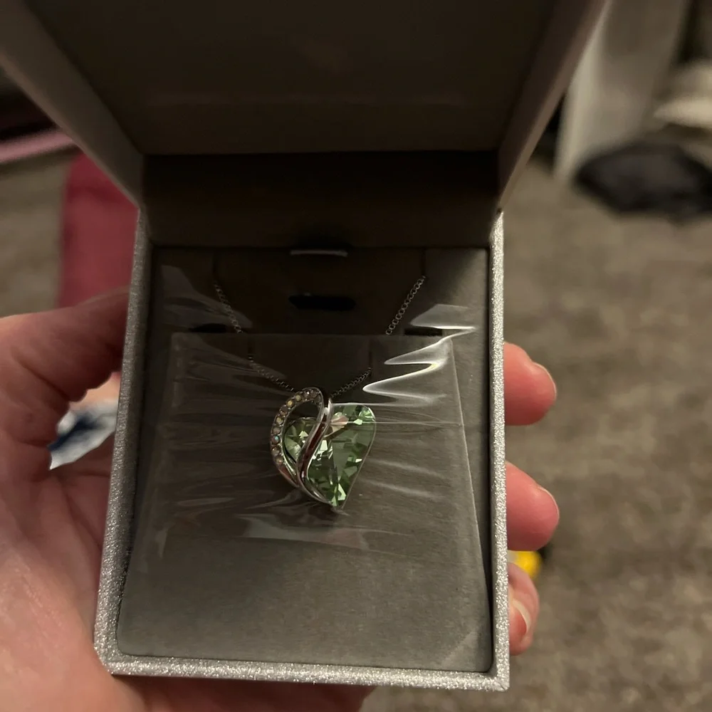 Exquisite LEAFAEL Silver Tone Necklace with Green Crystal Heart Pendant Necklace - Picture 3 of 4